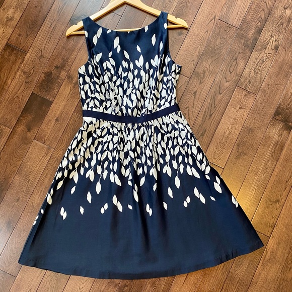 LOFT Dresses & Skirts - NWT LOFT dress size 4, navy blue and white
